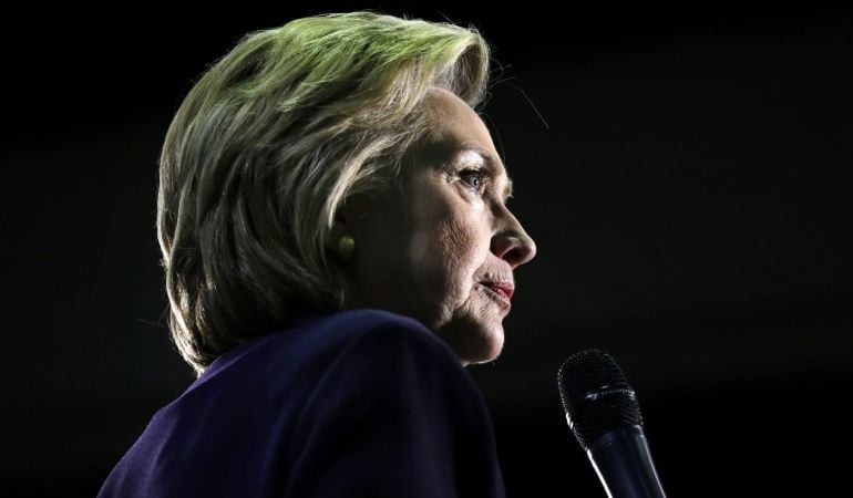 La aspirante a la candidatura presidencial por el partido Demócrata y exsecretario de Estado de EEUU, Hillary Clinton, ofrece un discurso en la universidad Camden County de Blackwood, Nueva Jersey.