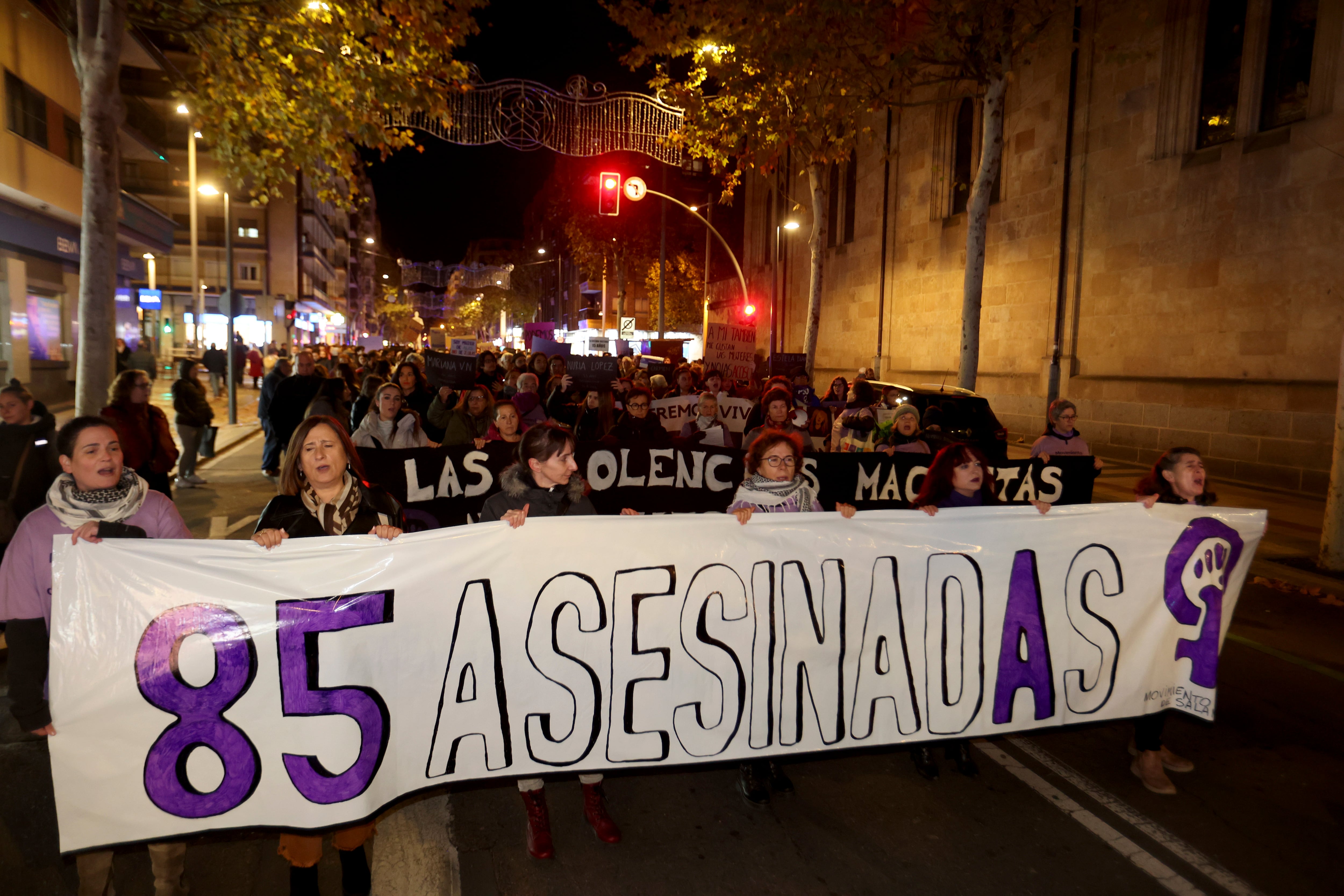 SALAMANCA, 25/11/2024.- Grupos de mujeres participan en la manifestación con motivo del Día Internacional de la Eliminación de la Violencia contra la Mujer este lunes, en Salamanca. EFE/J.M.GARCÍA
