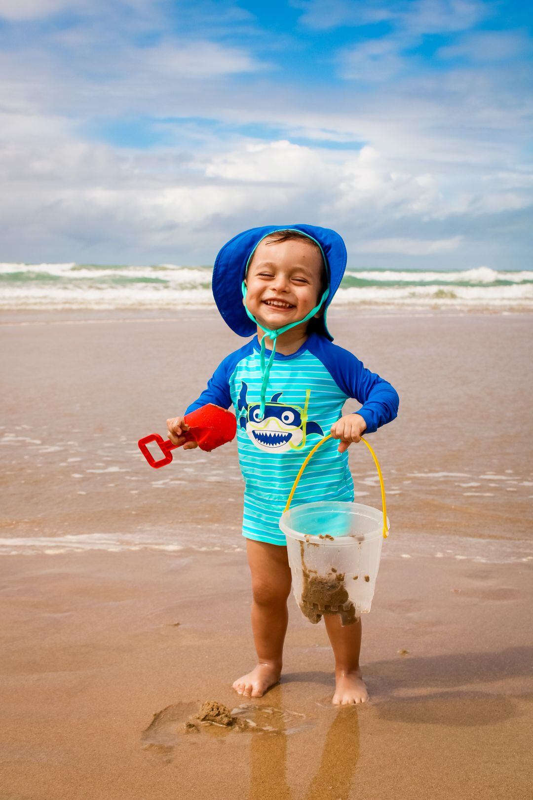 Un niño jugando en la playa 