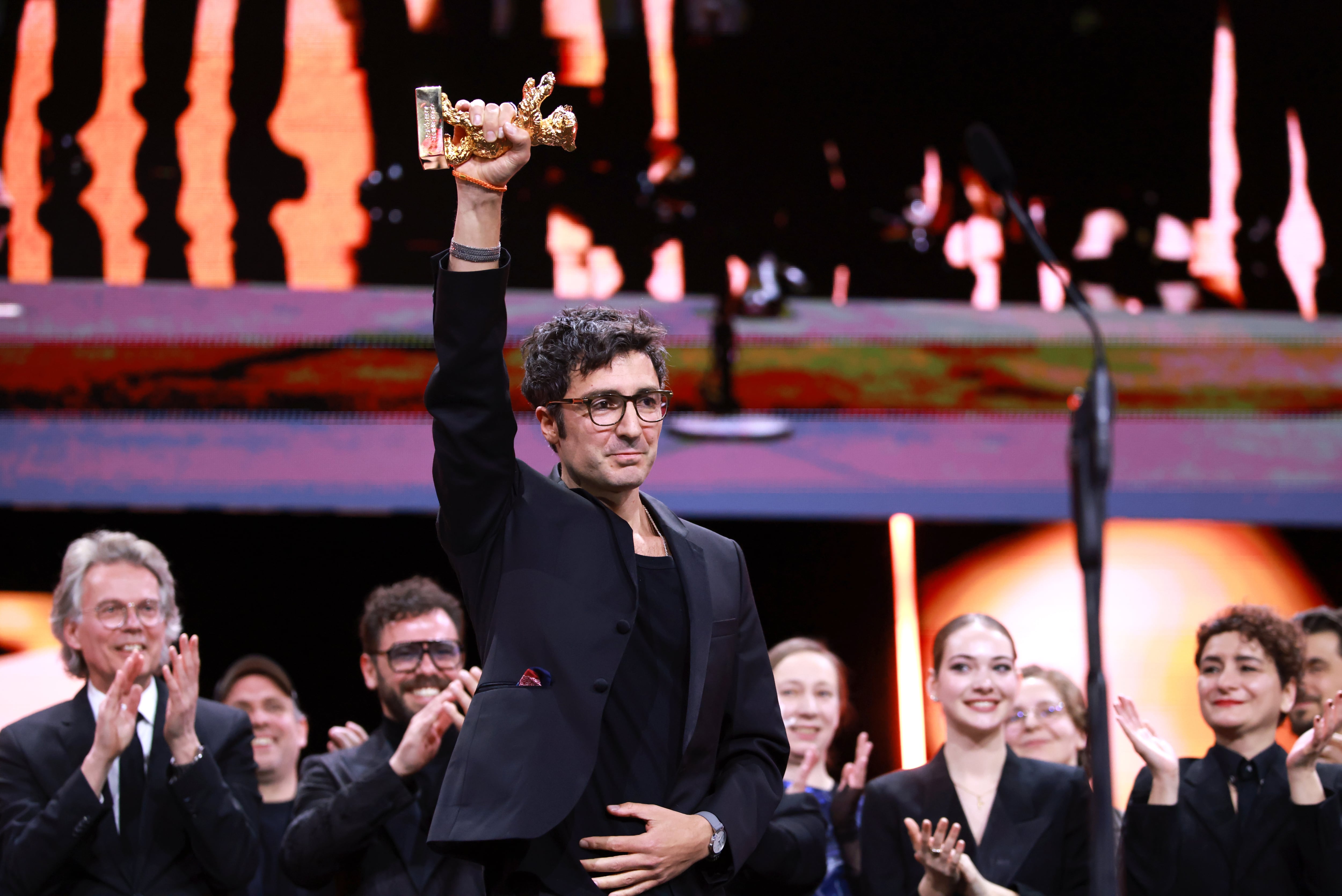 Ilker Catak recoge el Oso de Oro en Berlín por 'Yellow Letters'/ EFE/EPA/CLEMENS BILAN