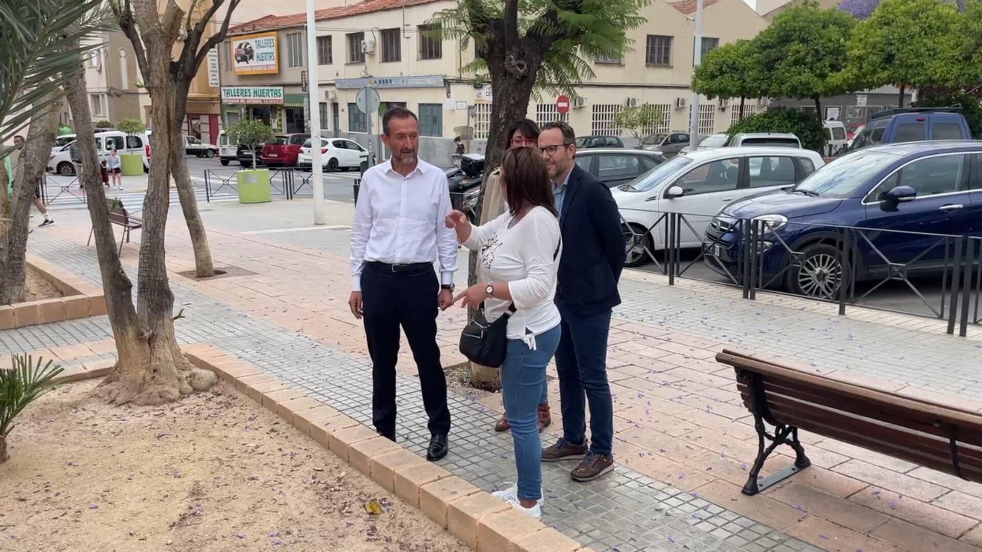 Carlos González, candidato del PSOE a la alcaldía de Elche, en la Plaza Joan Fuster