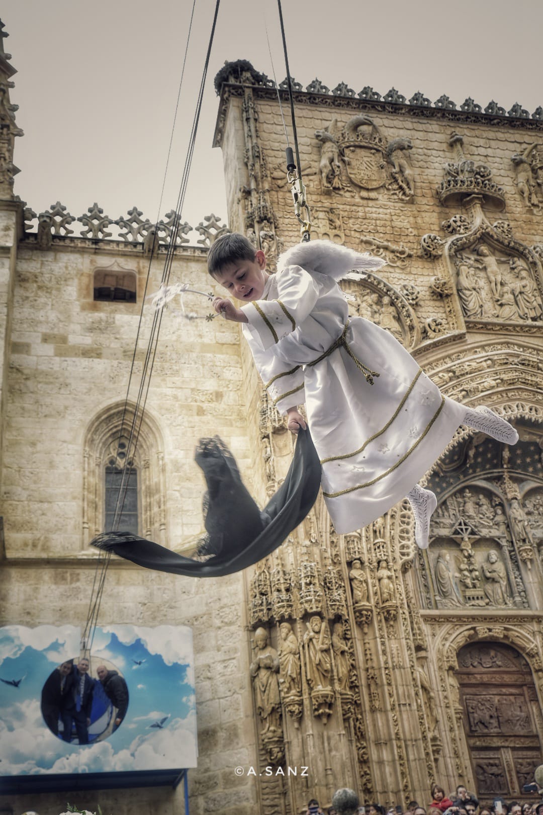 El ángel de Aranda volvió a quitar el velo de luto a la Virgen en la mañana de Pascua 2025 con el niño Hugo Saeta Castrillo