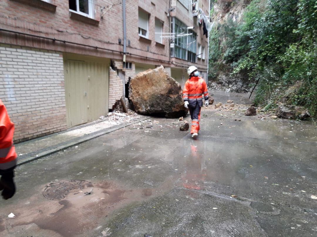 La piedra impactó contra un edificios de viviendas.