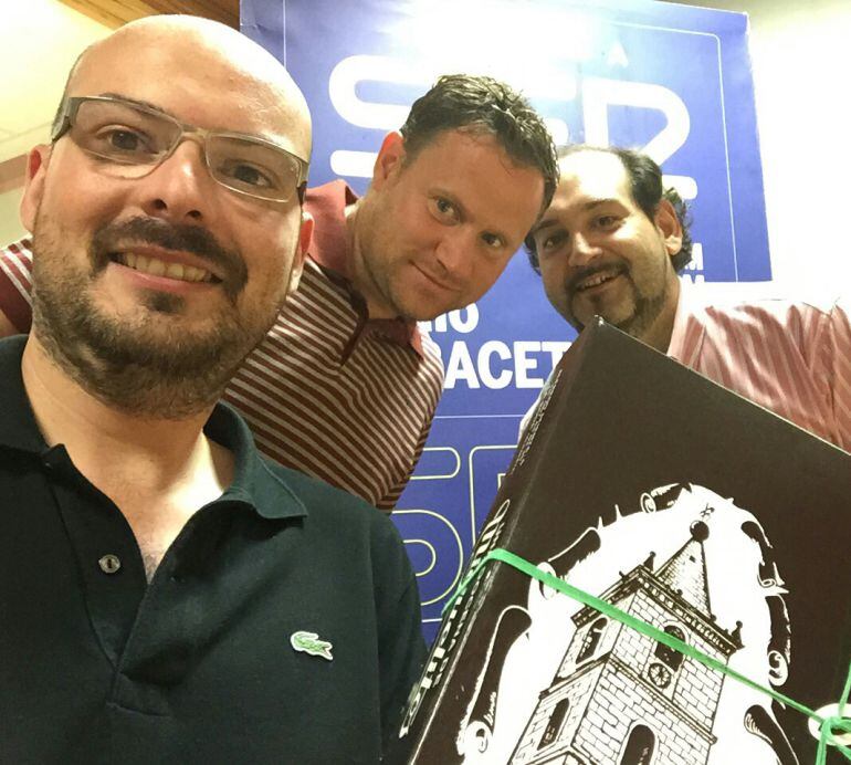 Mario Simón, en el centro, junto a Javier Romero y Nacho López