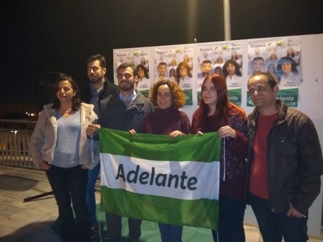 Pegada de carteles de Adelante Andalucía en la calle Osario Romano