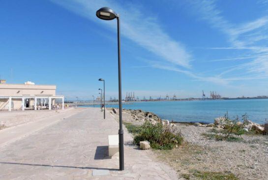 Paseo Marítimo de Pinedo con el modelo de Farola Campana que se generalizará en la ciudad