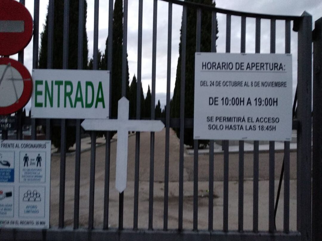 Imagen de archivo de la entrada al cementerio de San Pedro Regalado