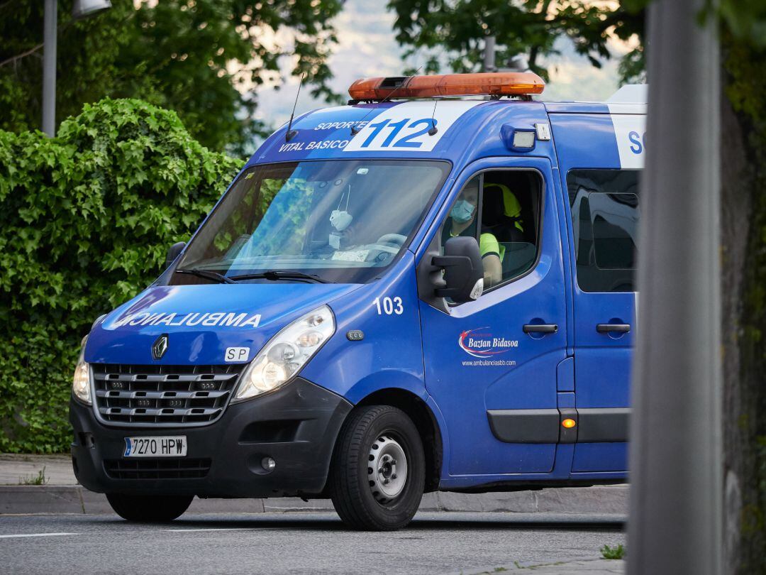 Una ambulancia del 112 entra en el Complejo Hospitalario de Navarra.