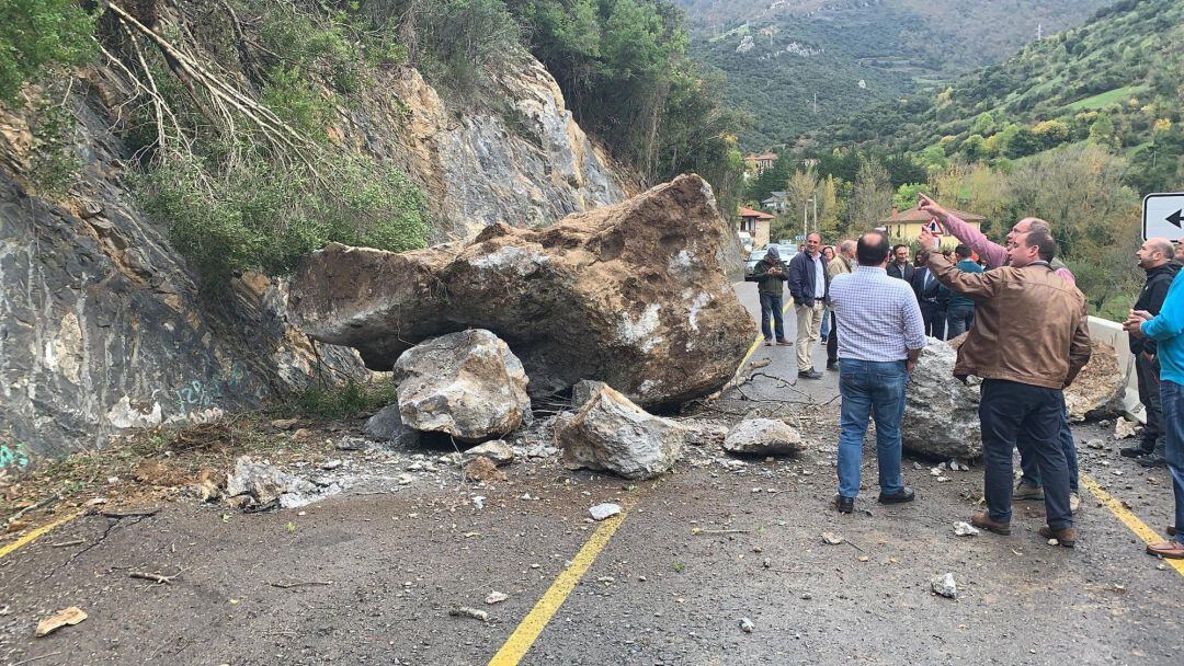 Un argayo corta el tráfico en el Desfiladero de la Hermida.