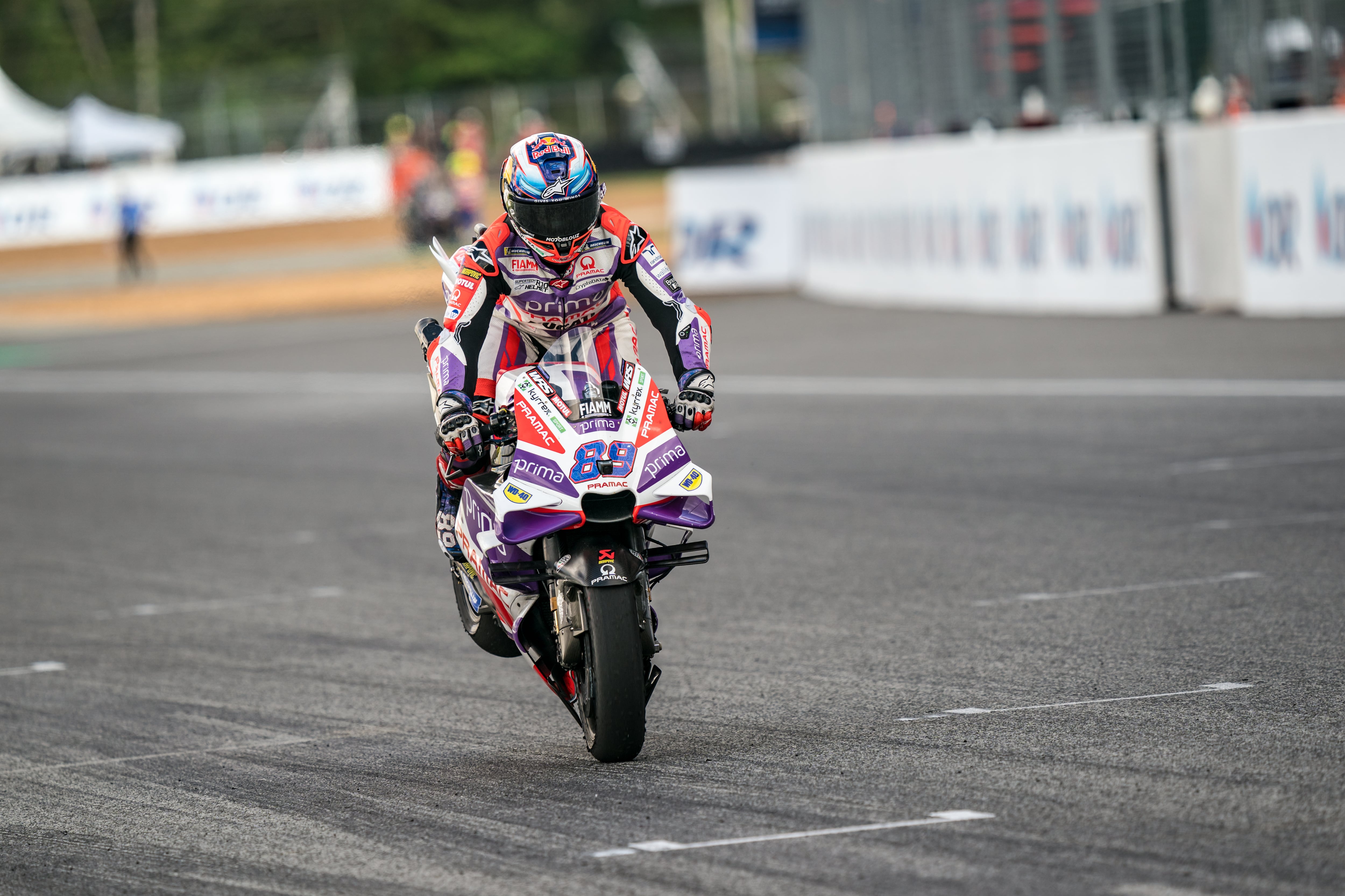 Martín celebra la victoria en la esprint de Tailandia.