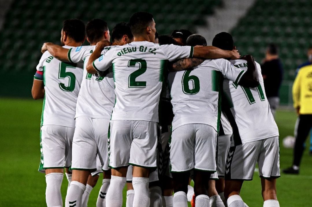 Los jugadores del Elche celebran un gol esta temporada