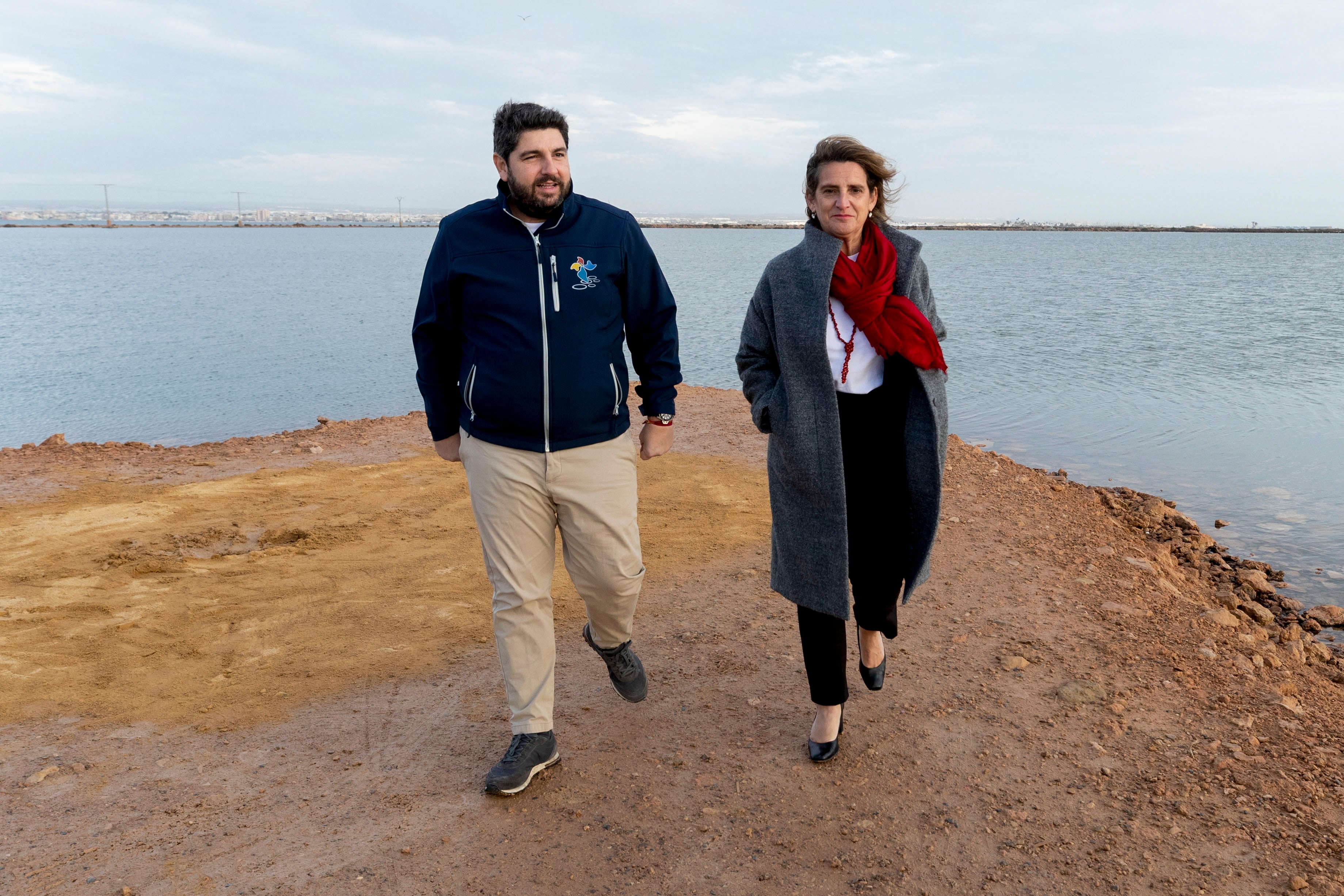 SAN PEDRO DEL PINATAR (MURCIA), 17/01/2024.- La ministra de transición ecológica Teresa Ribera (d) y el presidente de la Comunidad de Murcia Fernando López Miras, este miércoles, durante un paseo por el mar Menor en San Pedro del Pinatar en Murcia. EFE/ Marcial Guillén
