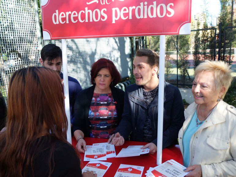 &quot;Oficina de derechos perdidos&quot; del PSOE de Granada con la que reclama el fin de los recortes del Gobierno