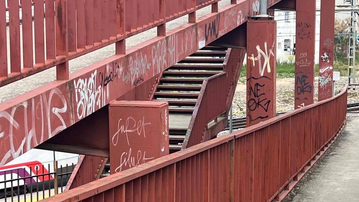 Estado lamentable de la pasarela que cruza las vías del tren en Guadalajara