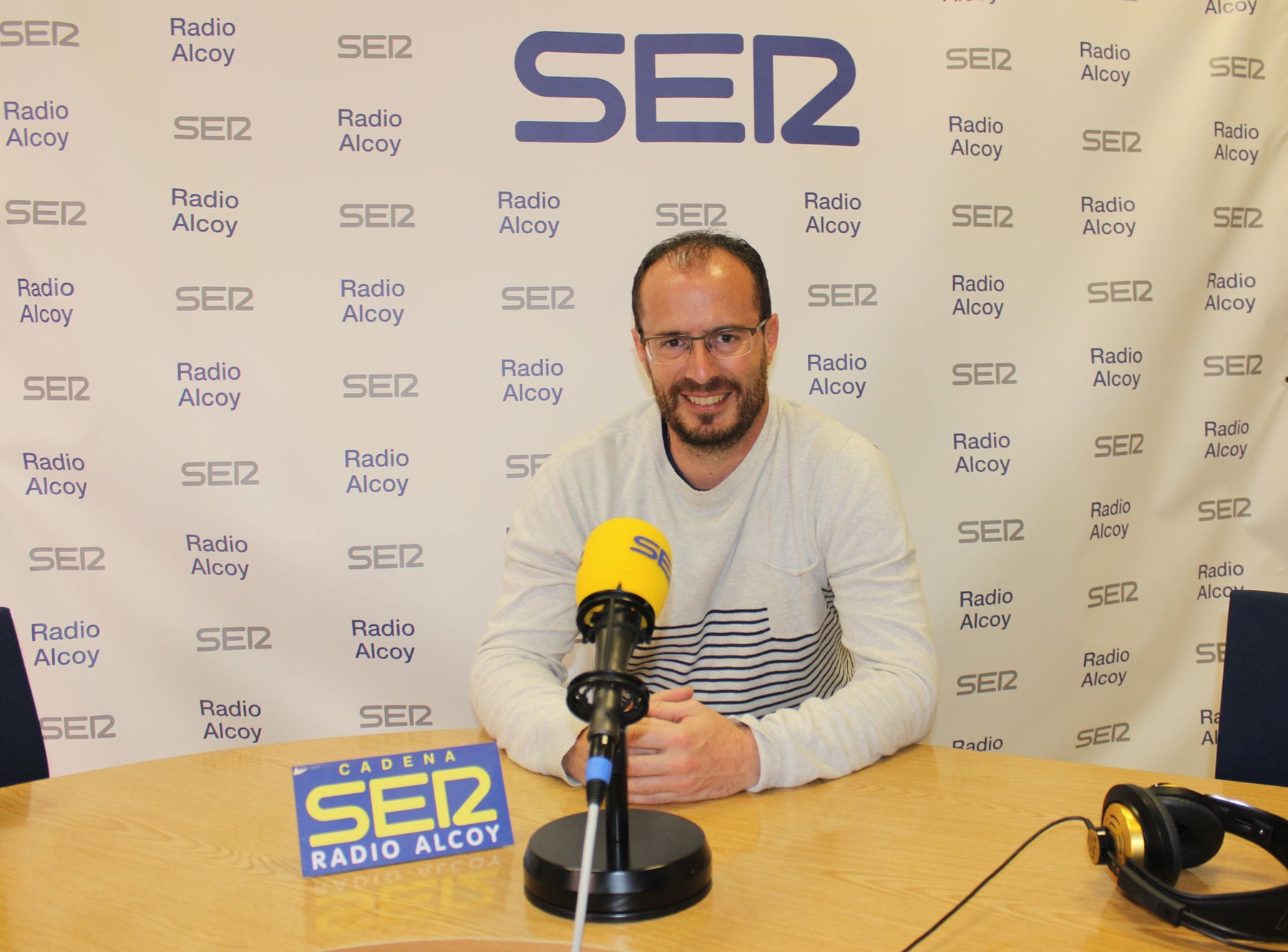 Tono Belda, coordinador cultural de la Universitat d&#039;Alacant en l&#039;estudi central de Radio Alcoy