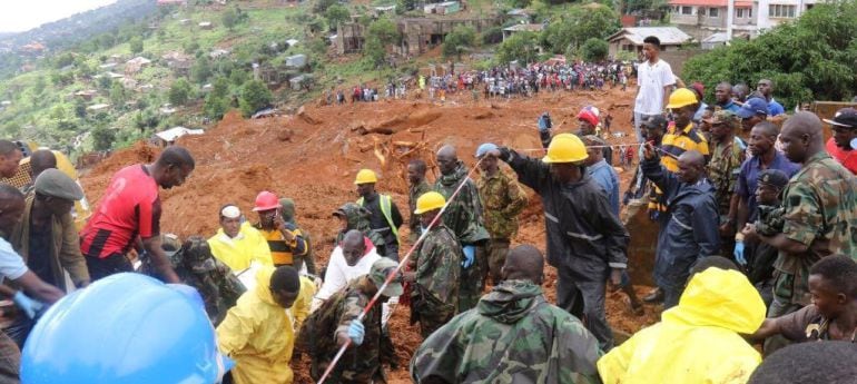 Los servicios de rescate buscan supervivientes tras un alud de lodo en Freetown, Sierra Leona. 