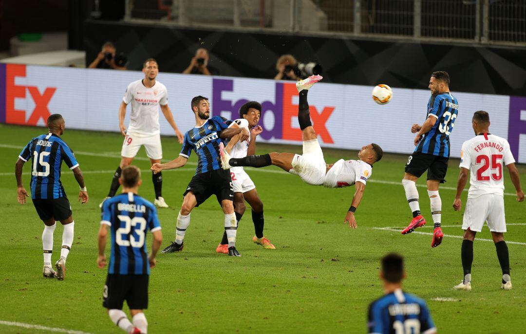 Diego Carlos marcando de chilena en la final de la Europa League 2020. 