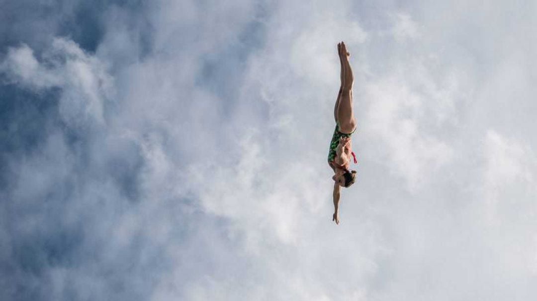 Celia Fernández ejecutando un salto extremo.