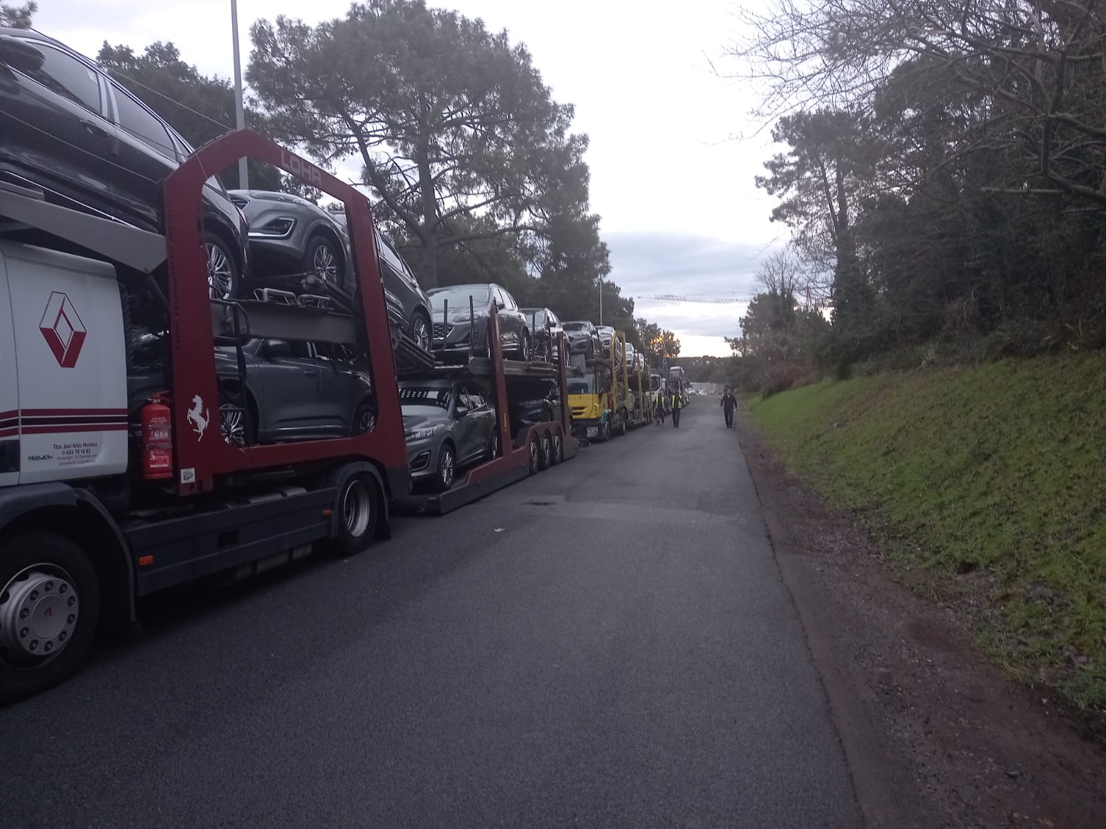 Camiones españoles varados en Tarnos, cerca de la frontera entre Francia y España
