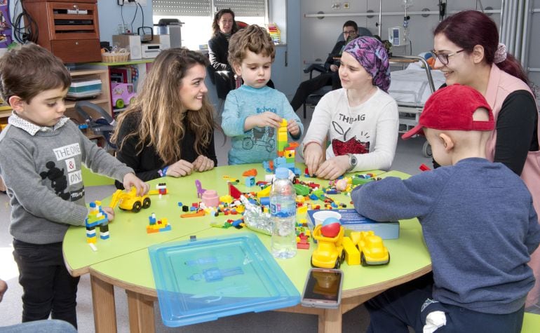 Amaia jugando con los niños en el Complejo Hospitalario