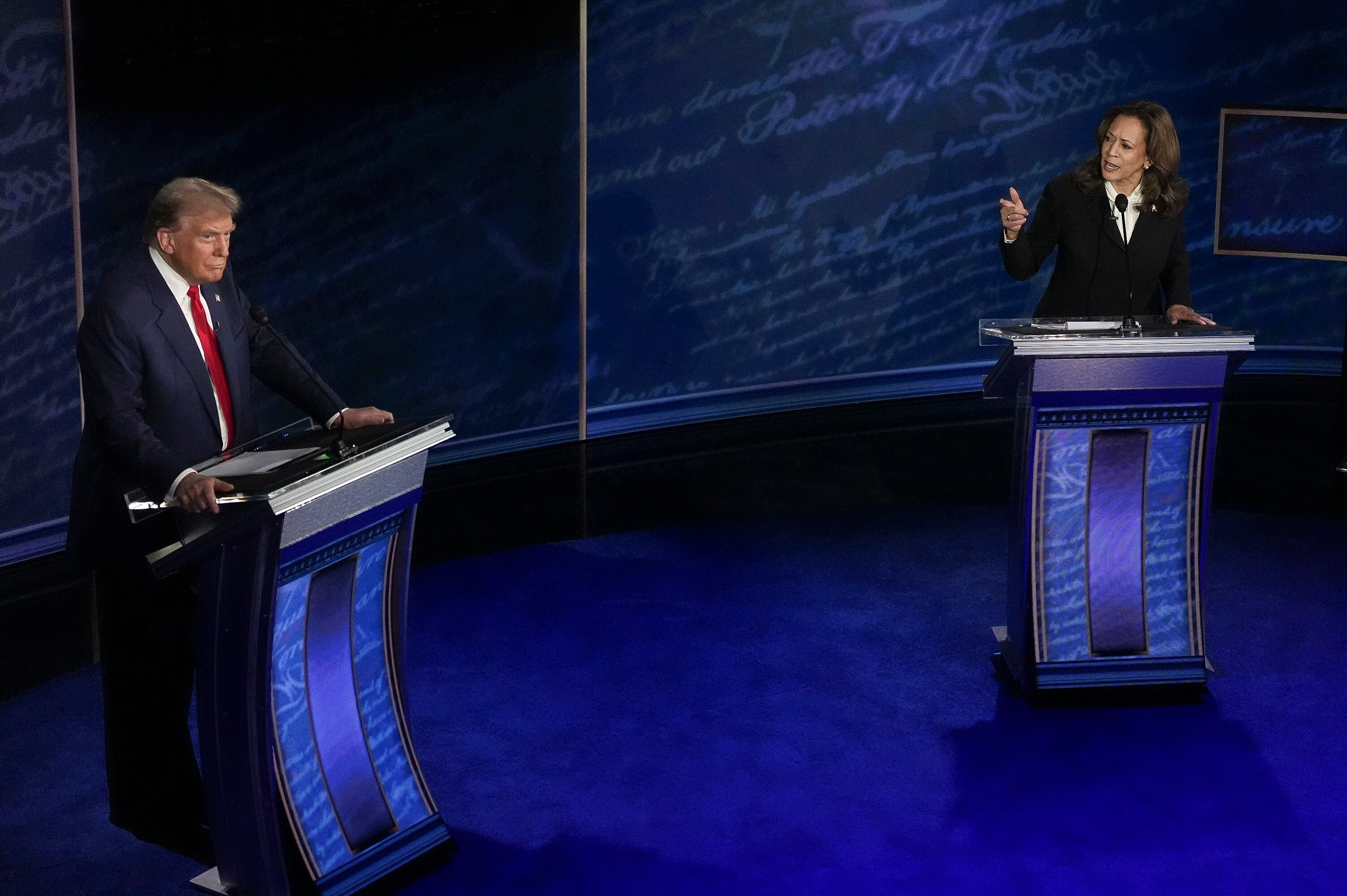 Philadelphia (United States), 11/09/2024.- Republican presidential candidate Donald J. Trump (L) and Democratic presidential candidate US Vice President Kamala Harris during a presidential debate hosted by ABC News at the National Constitution Center in Philadelphia, Pennsylvania, USA 10 September 2024. The 90 minute event is the only planned debate between the two candidates in the 2024 presidential election. (Filadelfia) EFE/EPA/DEMETRIUS FREEMAN / POOL
