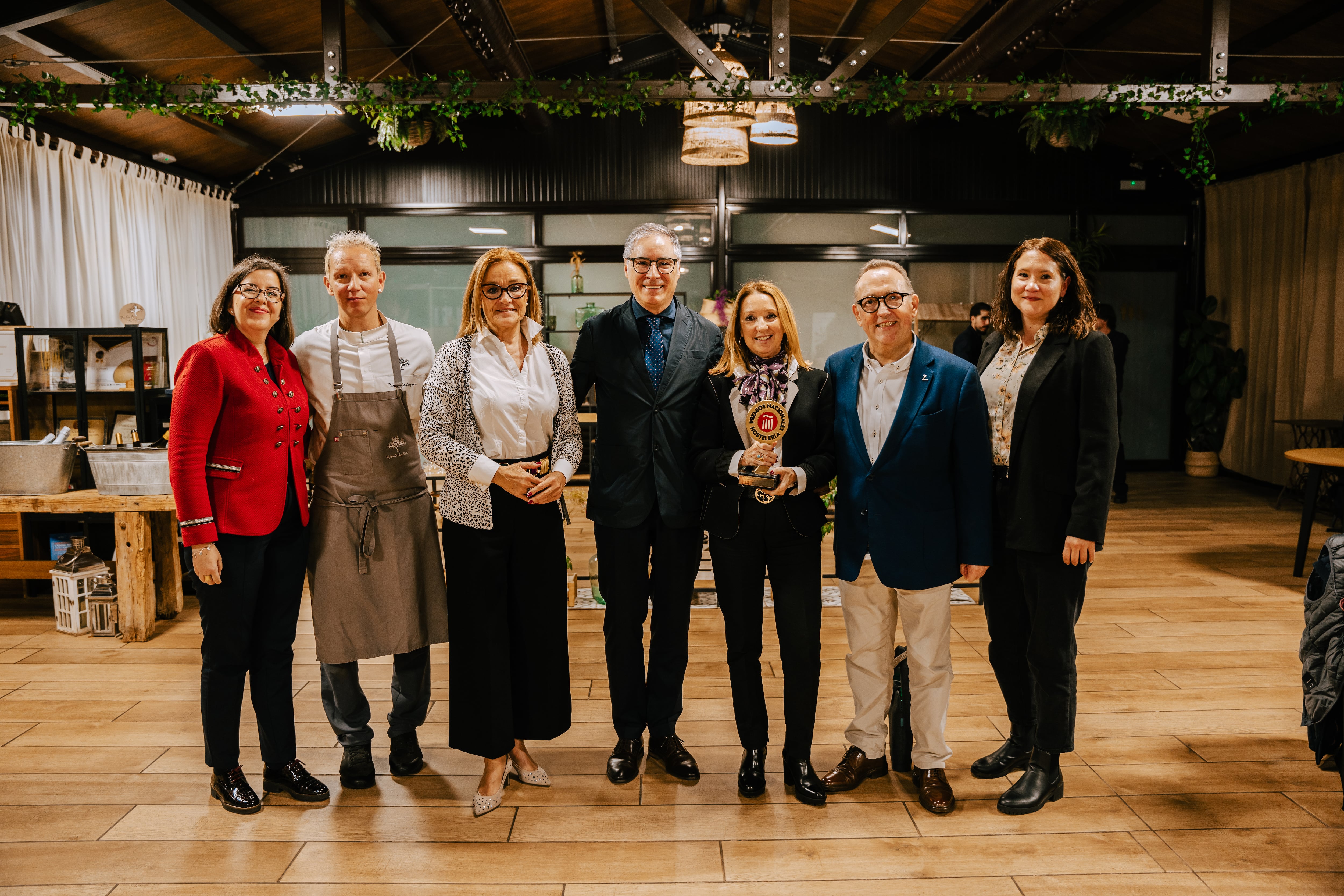 Responsables de la Asociación de Hostelería de Huesca posan tras la clausura con José Luis Izuel -presidente de la entidad a nivel nacional- y el cocinero Toño Rodríguez en La Era de los Nogales.