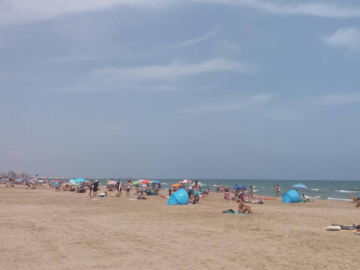 Un hombre entrega a la Policía Local de Alboraia una bolsa con más de 2.000 euros encontrada en La Patacona