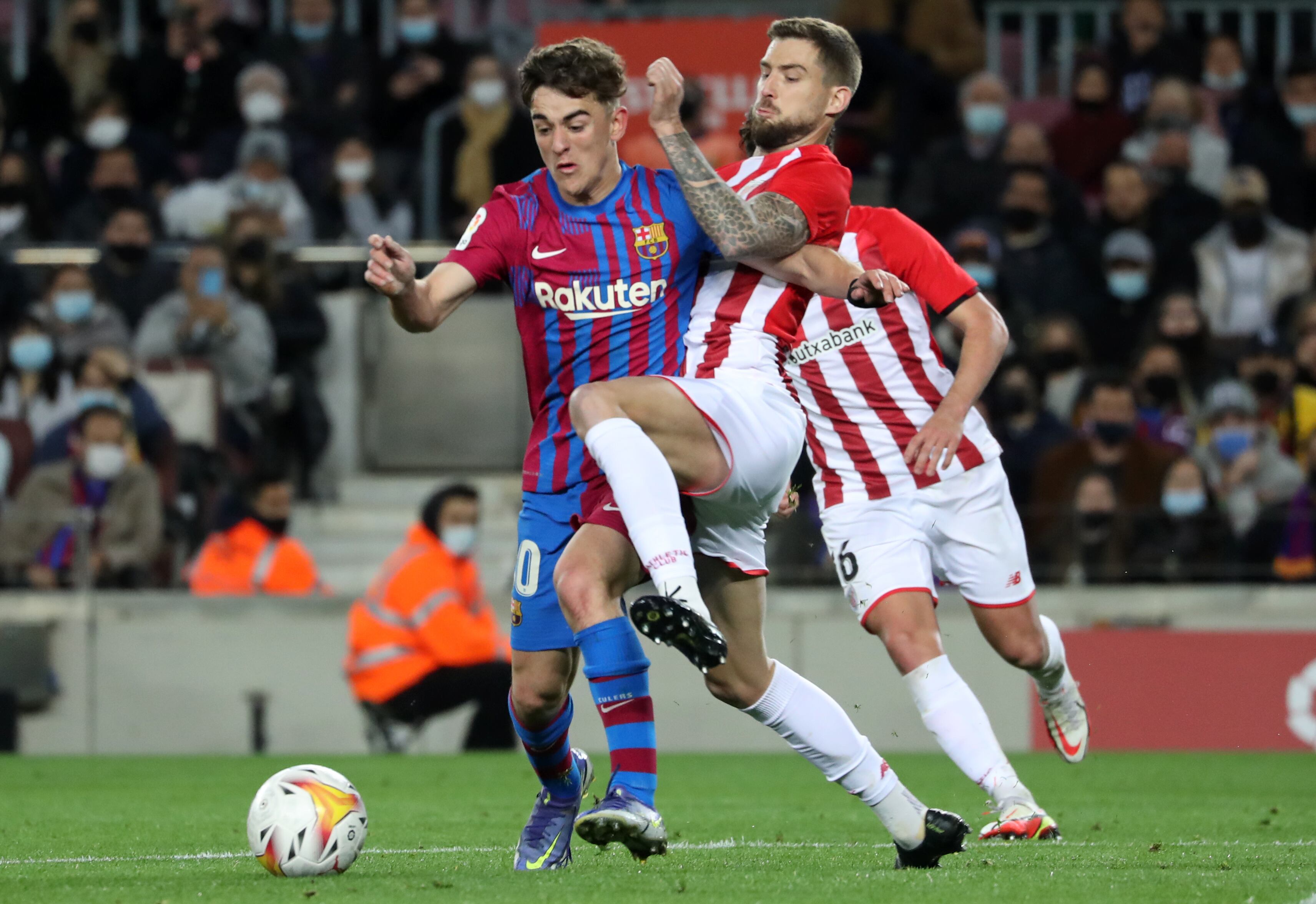 Iñigo Martínez intenta robar el balón a Gavi durante el partido del Camp Nou