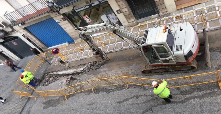 Operarios trabajan en las obras de la calle Carrera de Jesús de la capital.