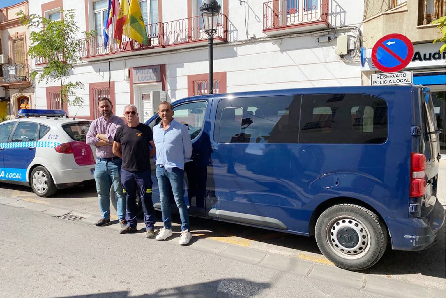 Acedo con el equipo del Ayuntamiento y la furgoneta cedida