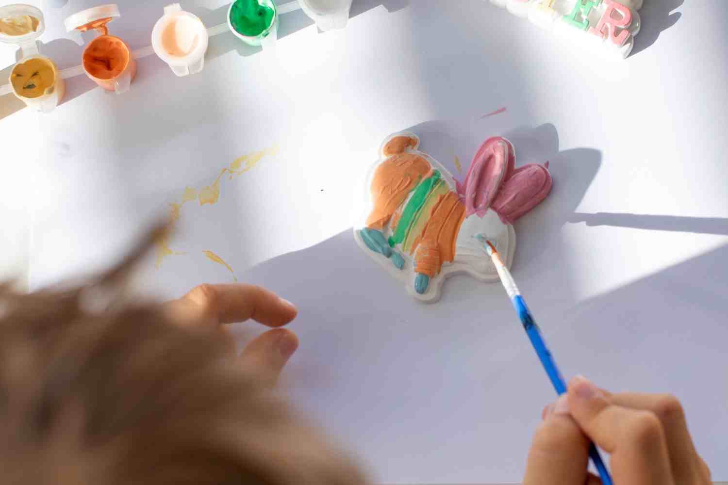 Imagen de un niño participando en un taller de Pascua