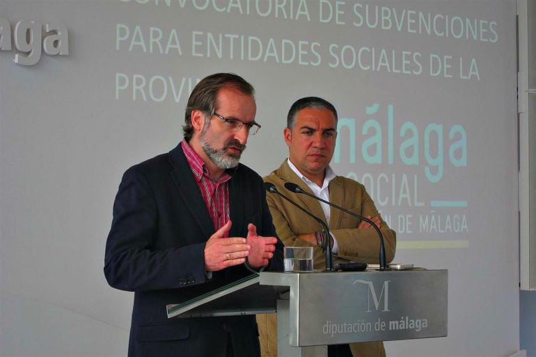 El portavoz de Ciudadanos, Gonzalo Sichar, y el presidente de la Diputación, Elías Bendodo (PP)