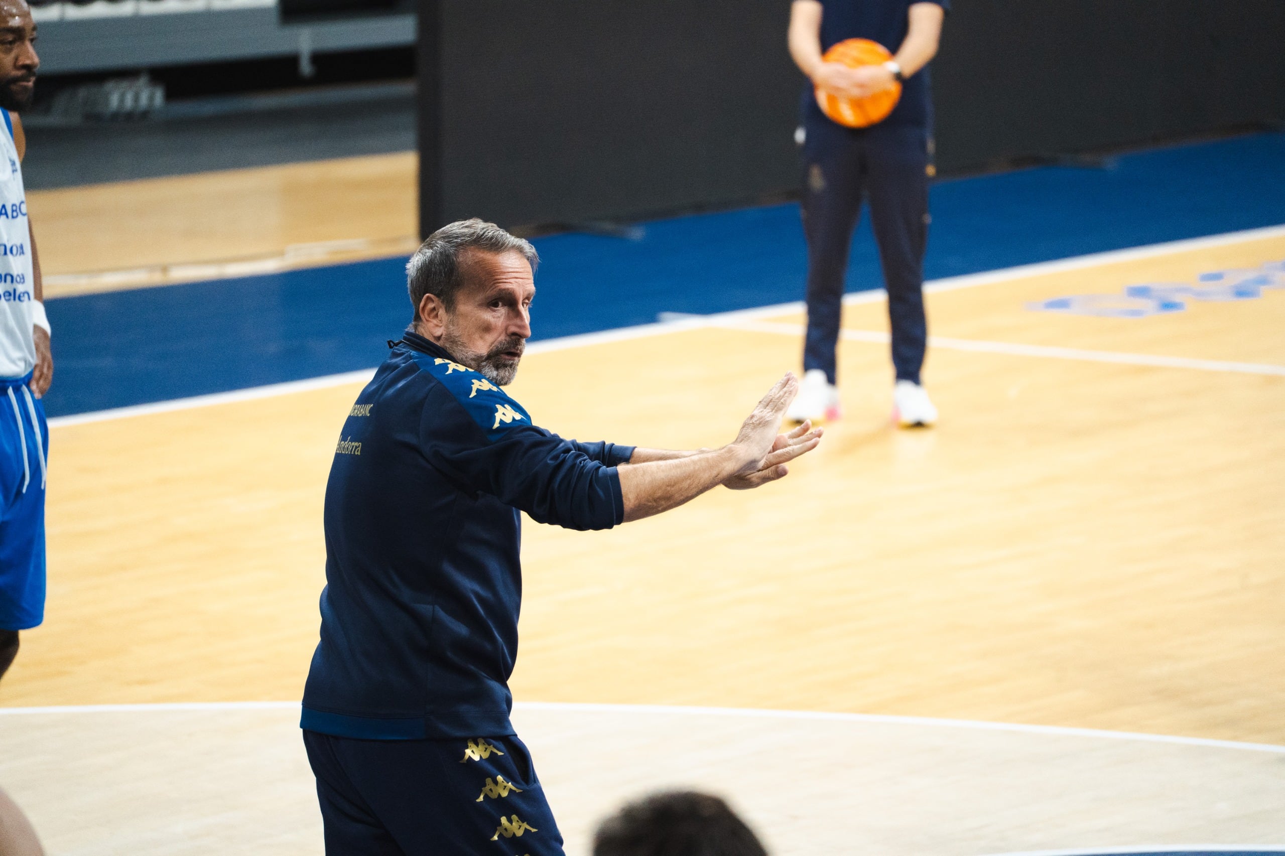 Joan Plaza, durant l&#039;última sessió abans del duel contra la Penya