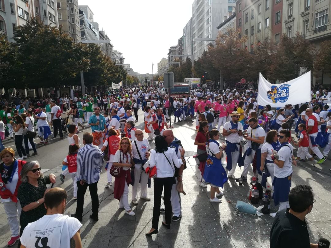 Peñistas en el pasacalles del pregón durante las Fiestas del Pilar.