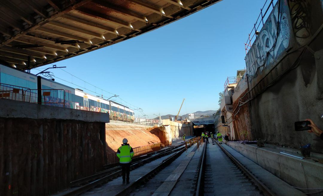 La plataforma ja està construïda en el lloc definitiu, la catenària i les vies muntades i la instal·lació posada