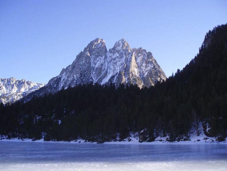 Una de les imatges més icòniques del Parc Nacional d'Aigüestortes. En aquest cas, presa un dia de cel gairebé transparent.