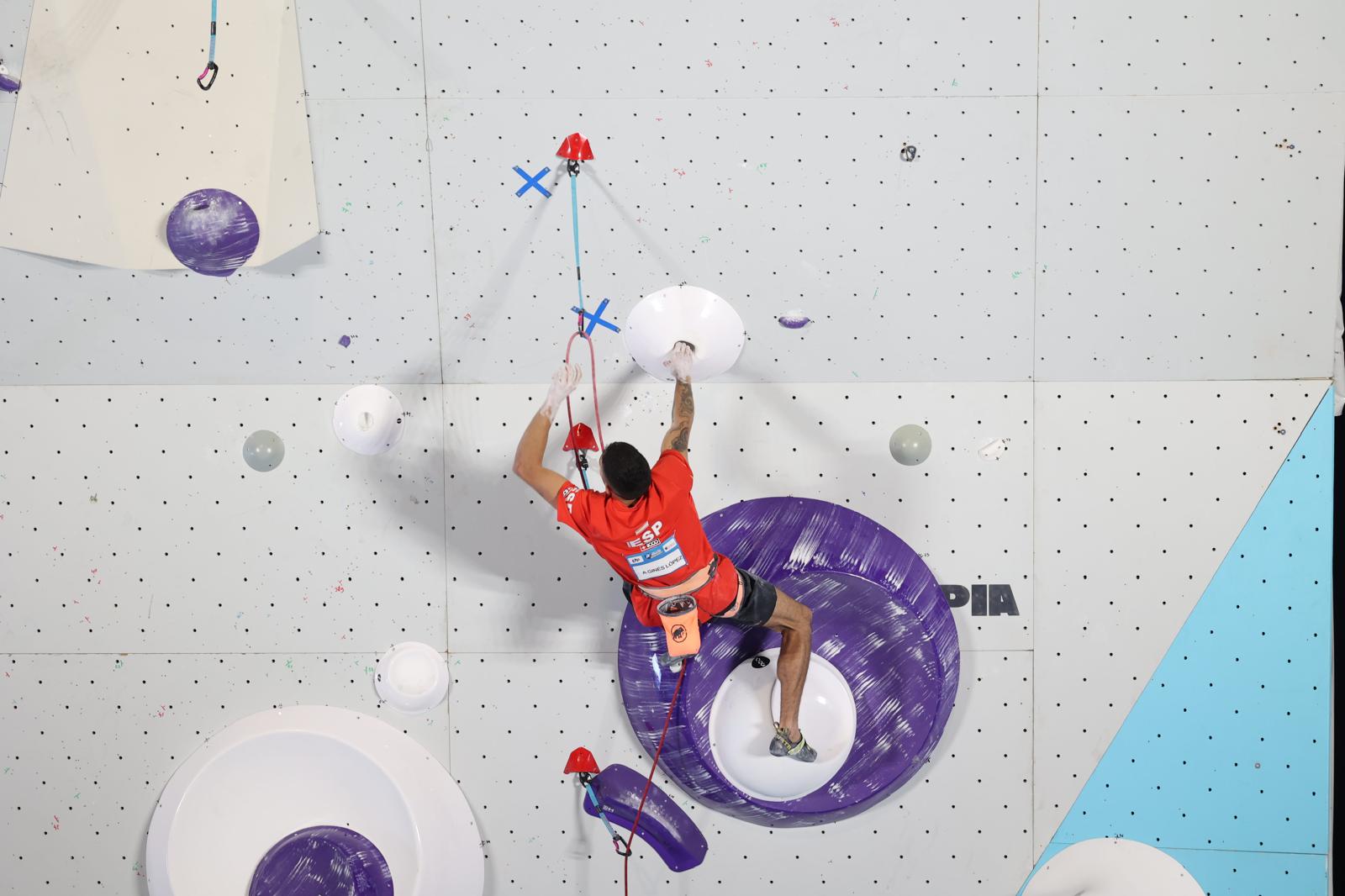 Alberto Ginés durante la Copa del Mundo de Escalada en Alcobendas