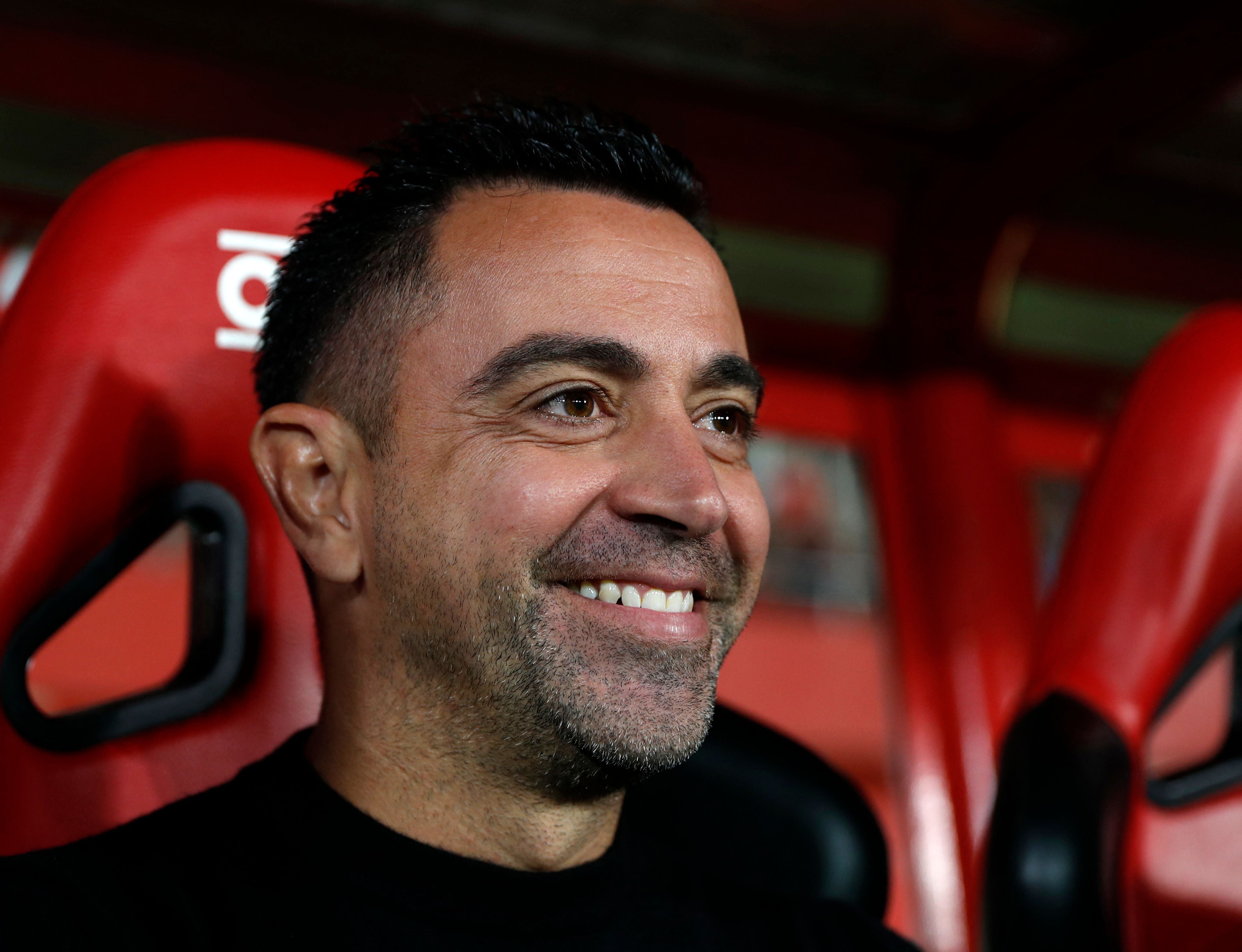 Xavi Hernández, sentado en el banquillo durante el encuentro entre el RCD Mallorca y FC Barcelona.