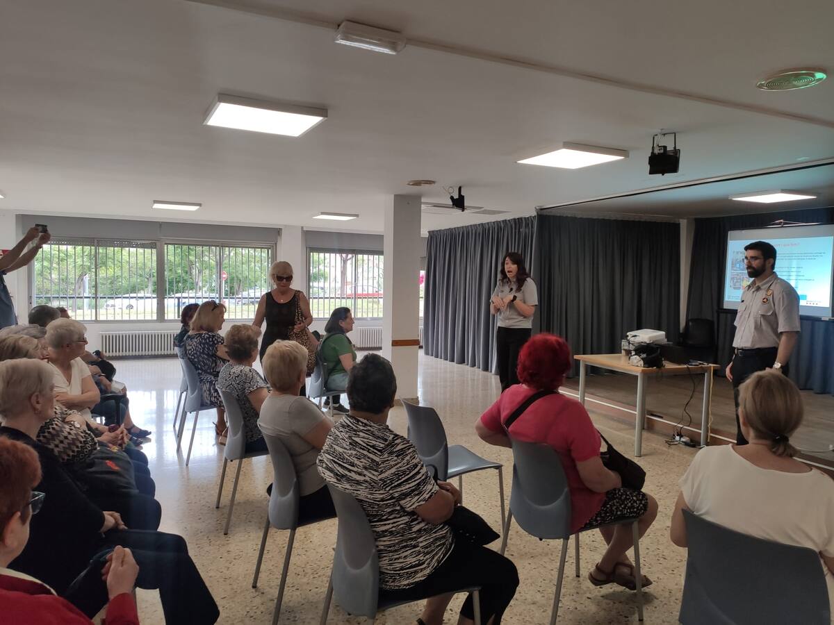 Tallers per alertar dels riscos de la calor a la gent gran