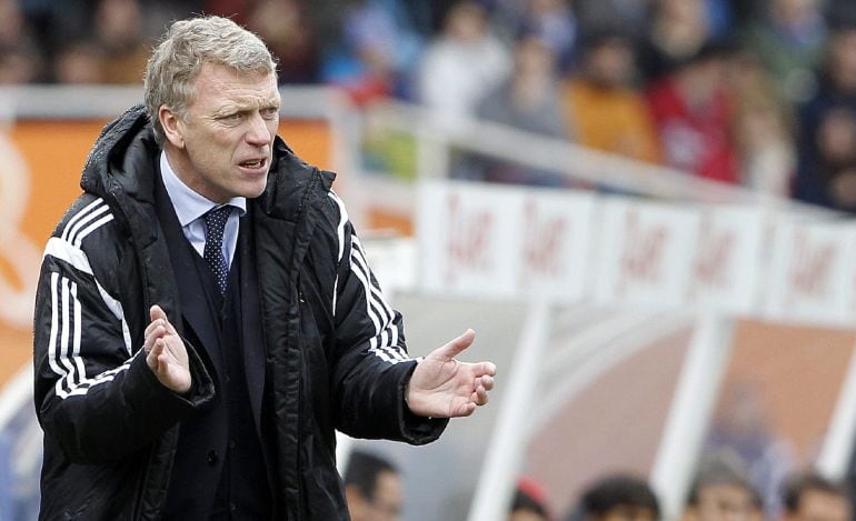 GRA200. SAN SEBASTIÁN, 22/02/2015.- El entrenador de la Real Sociedad, el escocés David Moyes, aplaude a sus jugadores en el partido ante el Sevilla, de la jornada 24 de liga de Primera División que han disputado hoy en el estadio de Anoeta de San Sebastián. EFE/Javier Etxezarreta