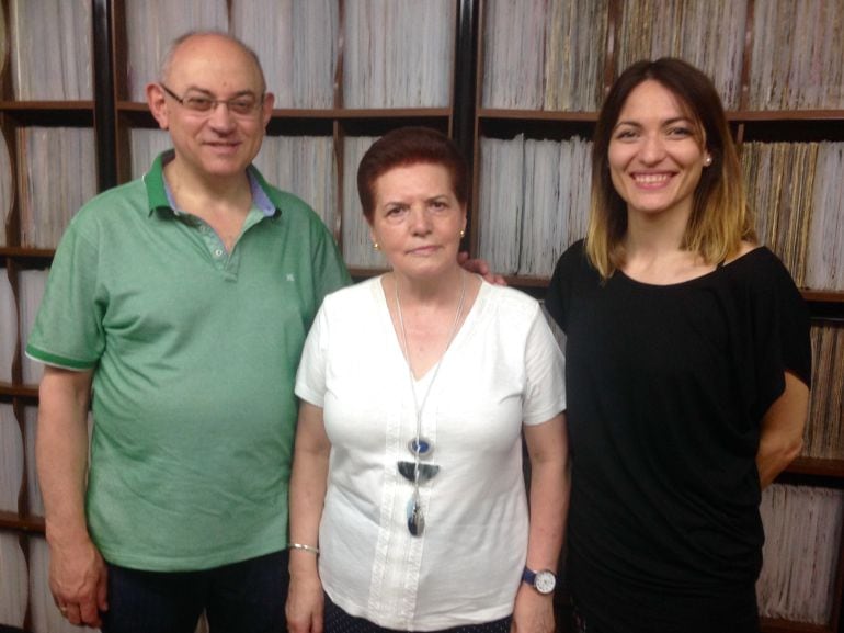 Fernando Fuentetaja y Marisa Sanz con la presentadora del Hoy por Hoy Segovia Verano, María Yagüe