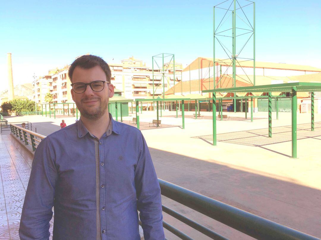 Fernando Portillo, edil de Urbanismo, junto a la plaza del Mercado La Frontera de Petrer