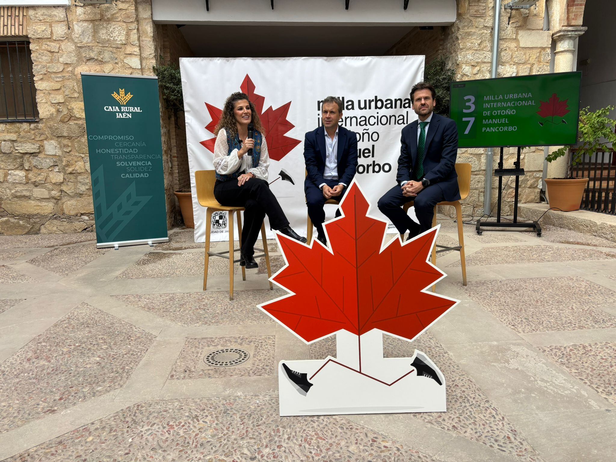 La concejala de Deportes, Beatriz López; el alcalde, Julio Millán y el director general adjunto de la Caja Rural de Jaén, Álvaro Martínez, durante la presentación de la Milla Manuel Pancorbo.