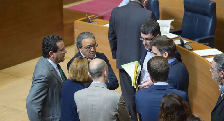 Portavoces de los grupos parlamentarios junto al president de les Corts Enric Morera