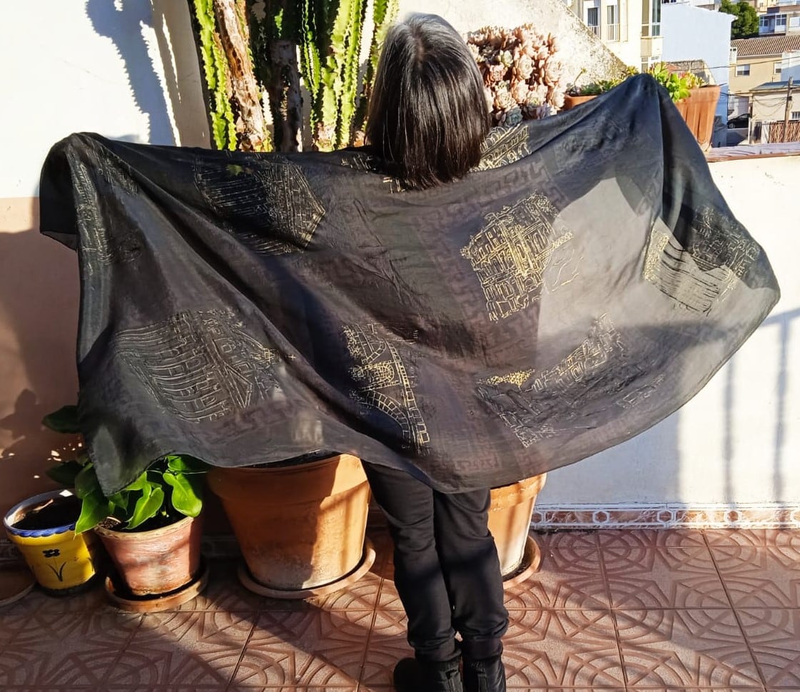 Pañuelos, vestidos, corbatas o prendas especiales nacen siempre de una emoción concreta, de una sensación o un recuerdo.