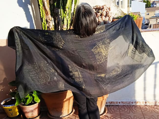 Pañuelos, vestidos, corbatas o prendas especiales nacen siempre de una emoción concreta, de una sensación o un recuerdo.