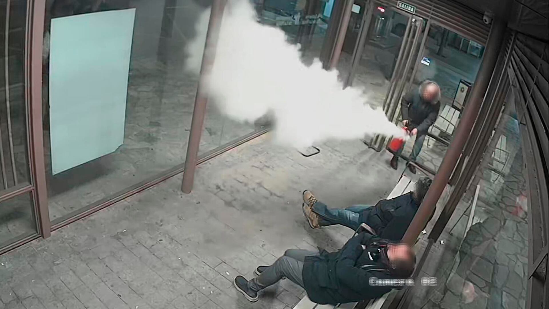 Tres detenidos por vaciar un extintor en la terminal de autobuses de Fuenmayor