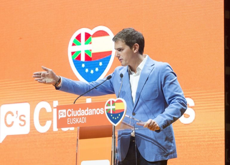  El presidente de Ciudadanos en Cataluña, Albert Rivera, durante su intervención hoy en un acto electoral junto al candidato del partido a lehendakari, Nicolás de Miguel