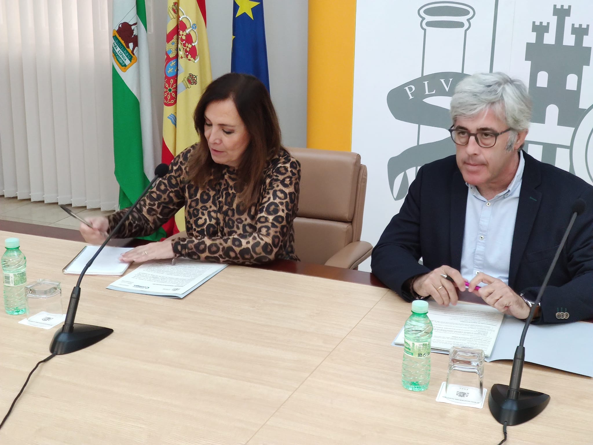 La subdelegada del Gobierno de España en Jaén, Catalina Madueño, acompañada por el jefe de la Unidad de Violencia sobre la Mujer, Juan Manuel Alarcón, durante la presentación del programa de actuaciones con motivo del Día Internacional de la Eliminación de la Violencia contra las Mujeres