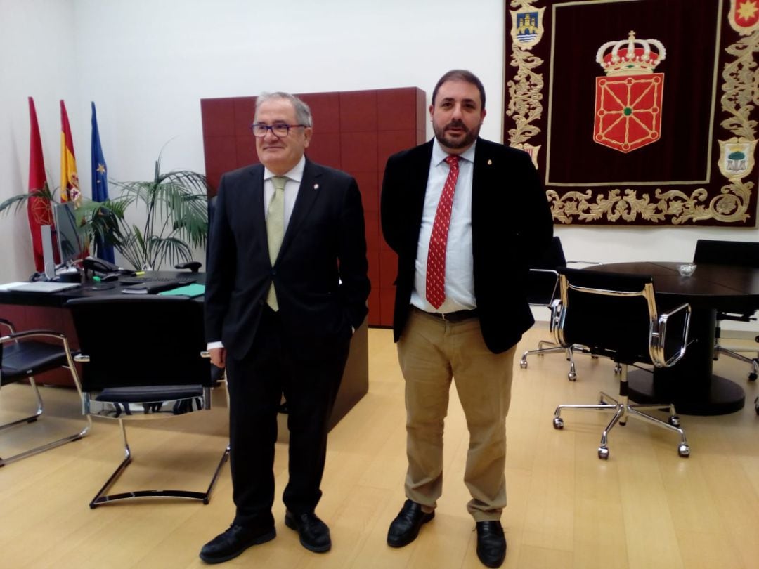 El presidente del Parlamento de Navarra, Unai Hualde, recibe al presidente de Osasuna, Luis Sabalza